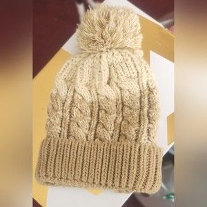 ❤️3/$25 David & Young Cream & Beige Pom-pom Winter Hat
